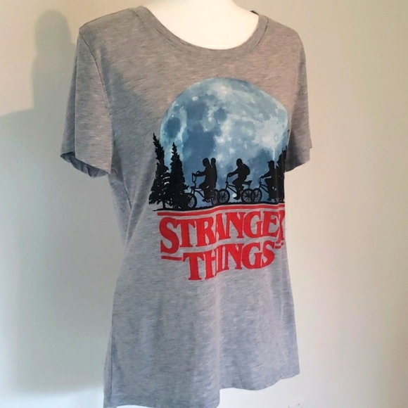 Sold on M.......Stranger Things women's XL graphic Tshirt. ET throwback - Picture 2 of 8
